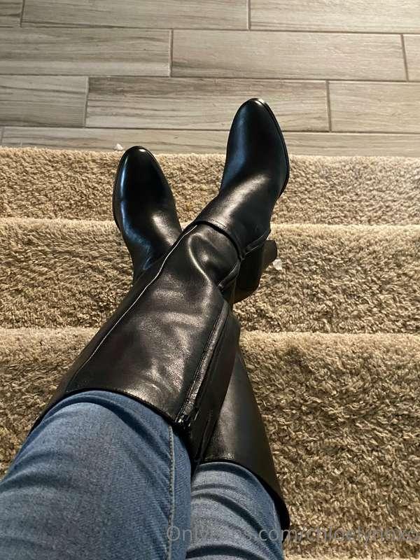 Here’s a quick pic of my new boots I just got as a gift from..