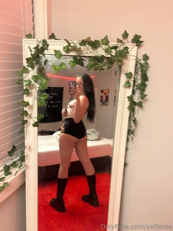 Check dms bb im waiting 😈