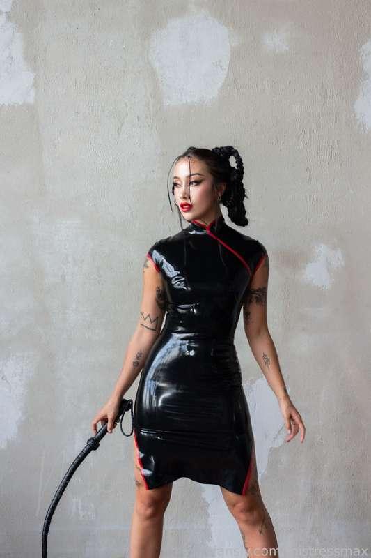 Happy new year! Start it off on the right foot and say it back with a tip 😘

#femdom #latex #asian #tattoos #fetish #whip