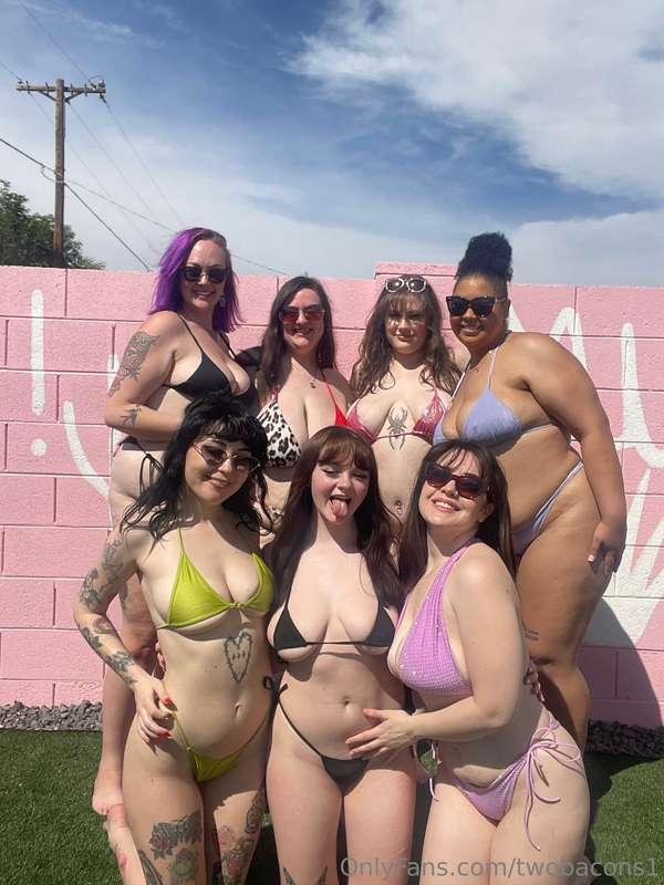 ### Want to watch me get HOT & HORNY with my besties?😈💦   

..