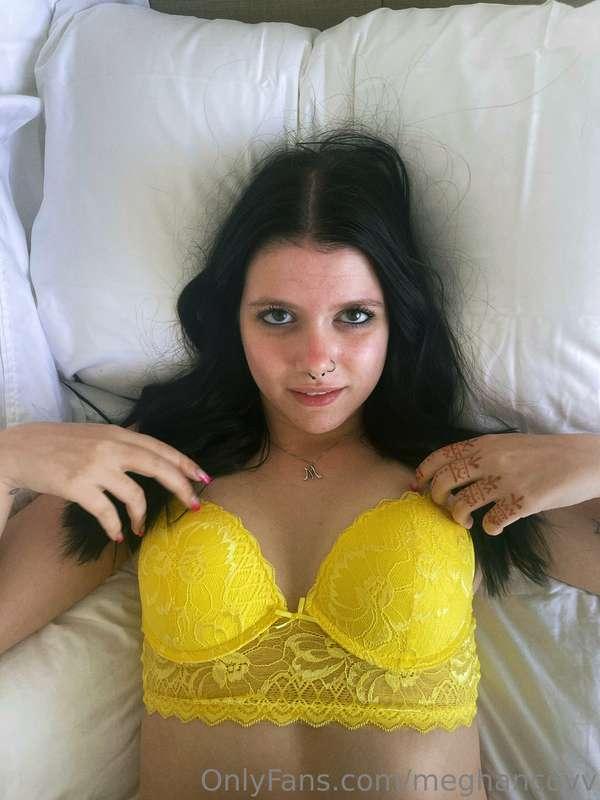 Cum lay in bed with me 💦😘