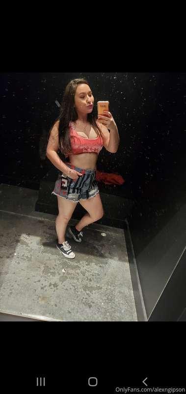 Playing dress up in fitting rooms is always fun😋