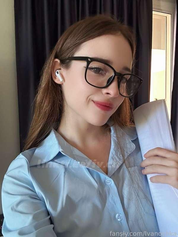 Hello office plankton !!🪼

#fyp #glasses #cuteface #teen #officework #secretary #heels #cute 