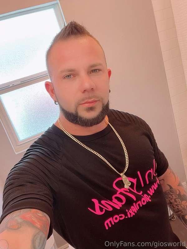Would you ride this face or this dick first? Let’s debate. 🤤