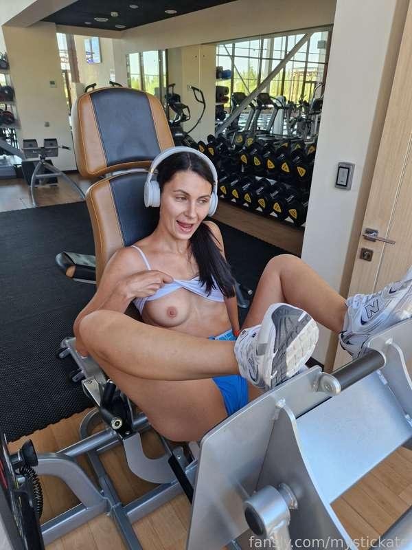 It's time to train! 🏋‍♂️ Are you with me? 🥰

#fyp #public #hot #sex #sweet #brunette #nude #breast #like #passion #fetish #selfie
