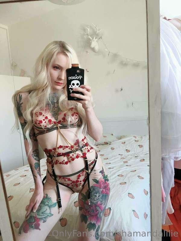 Do you like my curves? 👀