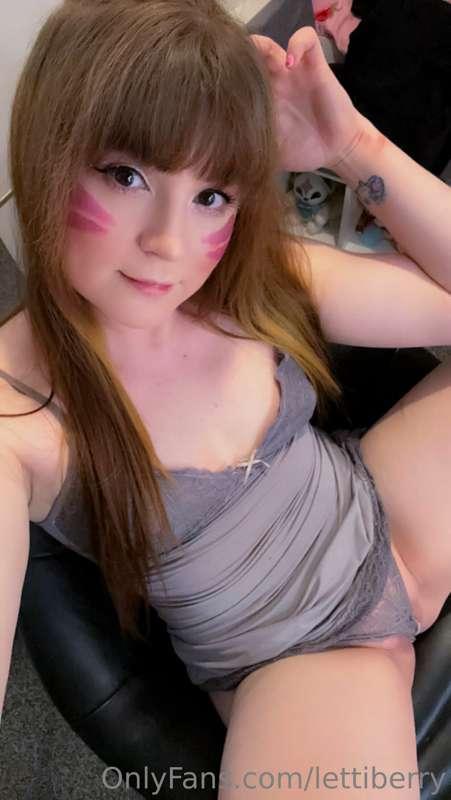 Good morning 😌 I need D.va’s earphones for a perfect cosplay..