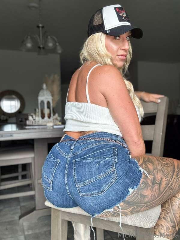 GOOD MORNING BABYY! happy tuesday! look back at itttt😏