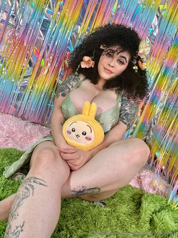 Hope you’re having a happy Easter 💚Some naughty nudes are go..