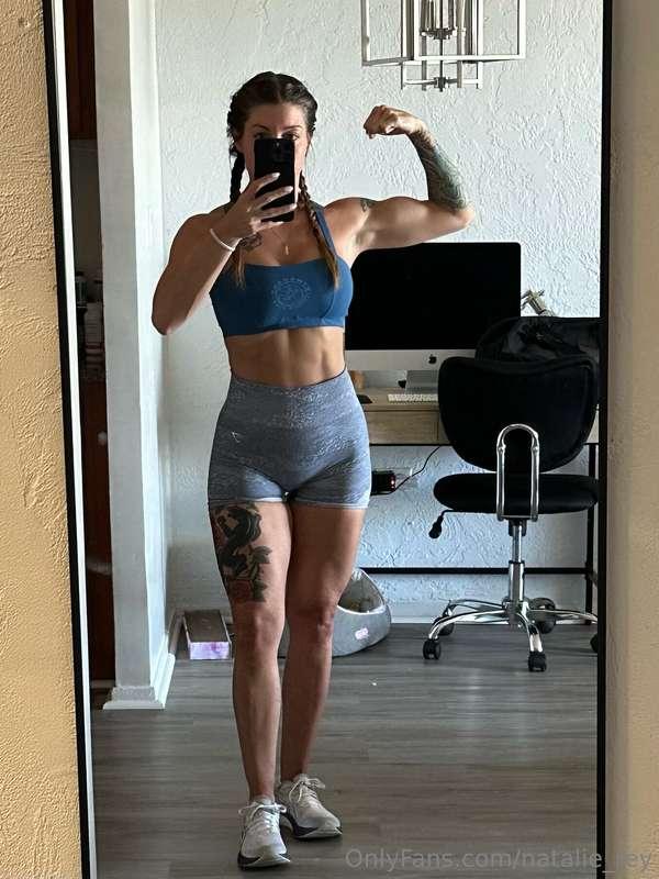 Flexin' on a Monday! 💪🏼 I kind of like my hair in braids, wh..