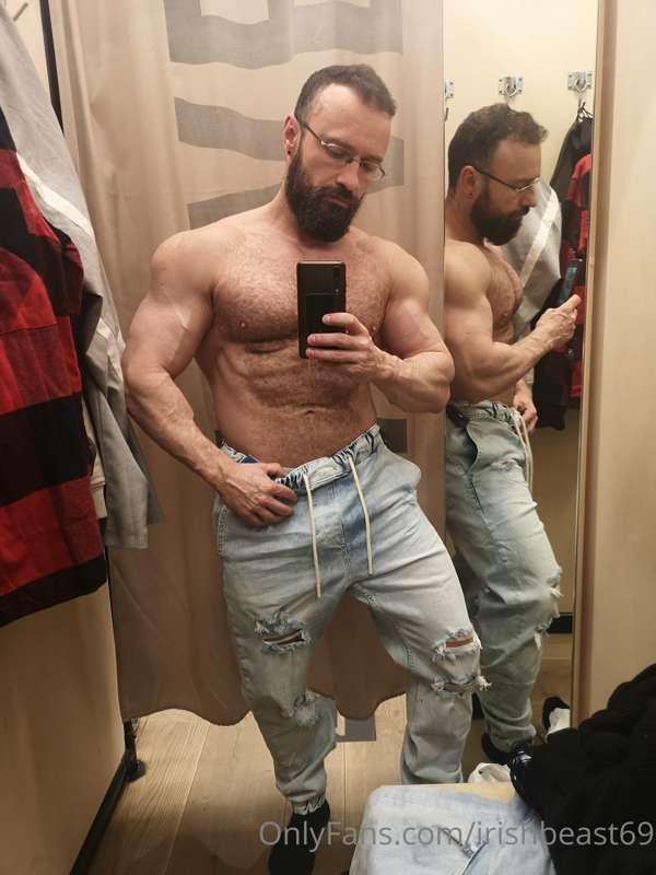 Just trying on a few clothes.
Probando un poco de ropa.