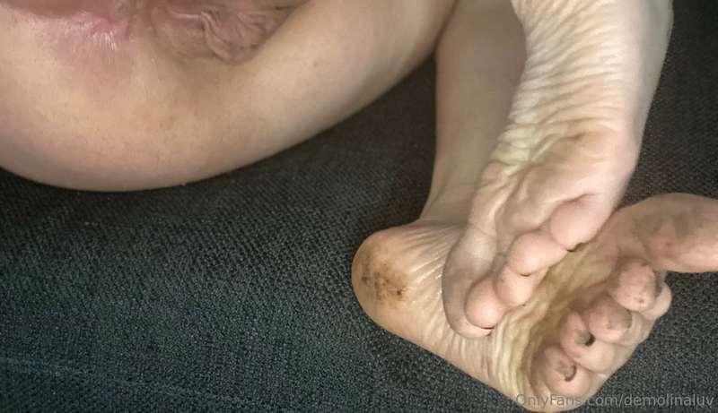 Do you like my dirty feet?More here: @demollinax 