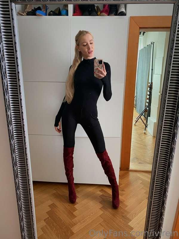 Do you like this outfit?🕷️ more in your DM💣🖤