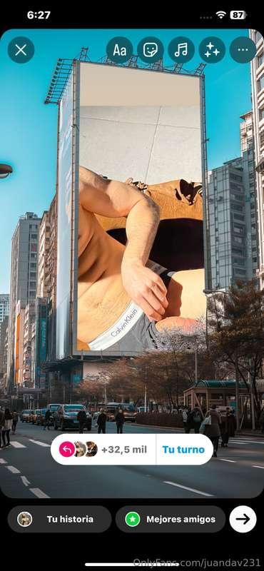 Qué extraña está la publicidad de la calle 🤔 pero qué delici..