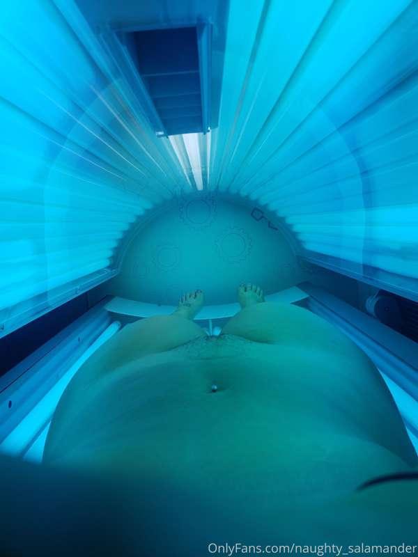 Went to the tanning bed for the first time in yearssss. I go..