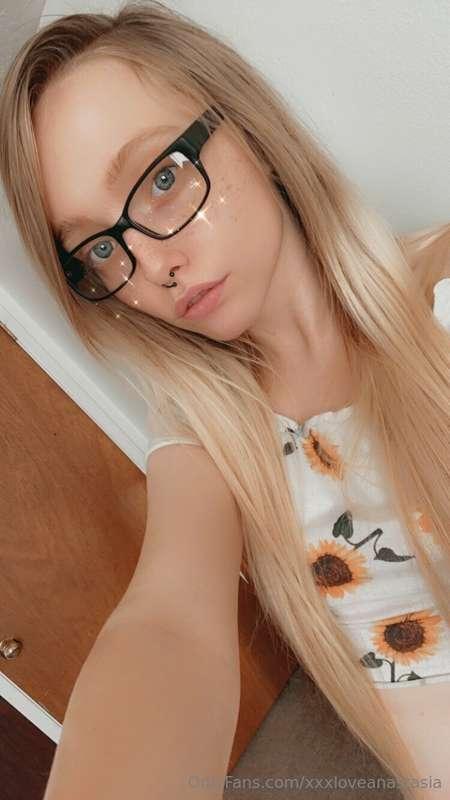 Do you like my glasses?☺️