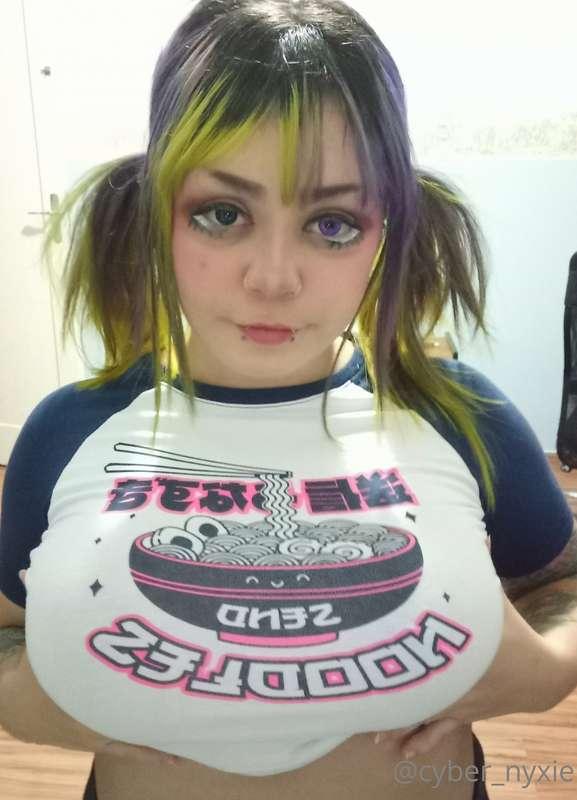 I forgot to put on my contacts before doing my makeup so i t..