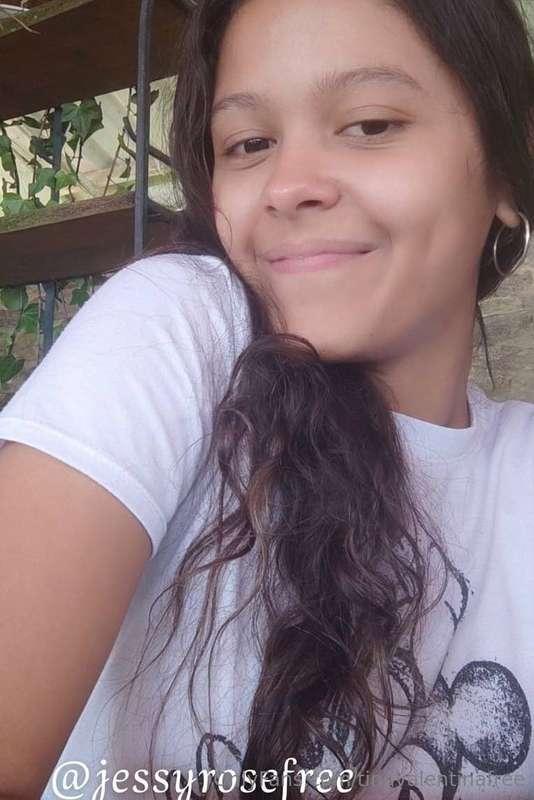 𝐌𝐲 𝐟𝐫𝐢𝐞𝐧𝐝 @JESSYROSEFREE 𝐢𝐬 𝐚 𝐬𝐞𝐱𝐲 𝐛𝐫𝐮𝐧𝐞𝐭𝐭𝐞 𝐰𝐢𝐭𝐡 𝐚 𝐜𝐡𝐚𝐫𝐦𝐢𝐧𝐠 ..