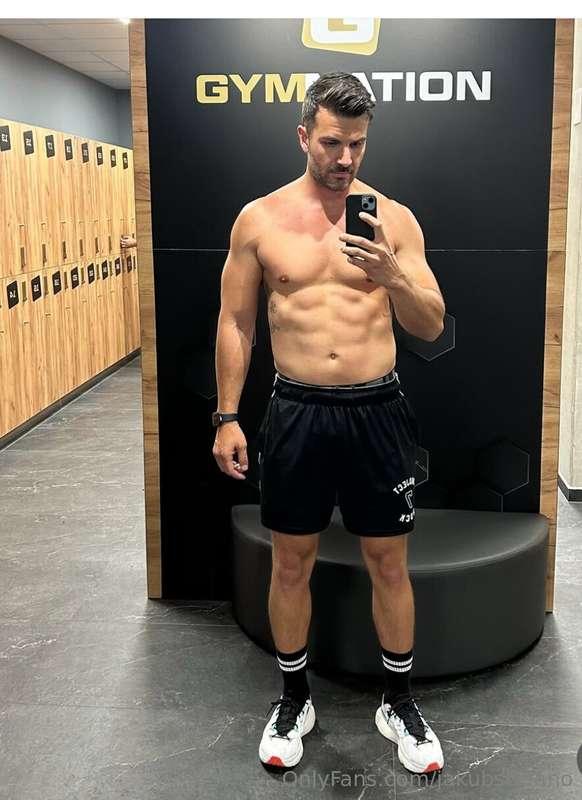 Str8 personal trainer was ready to make some extra cash in m..