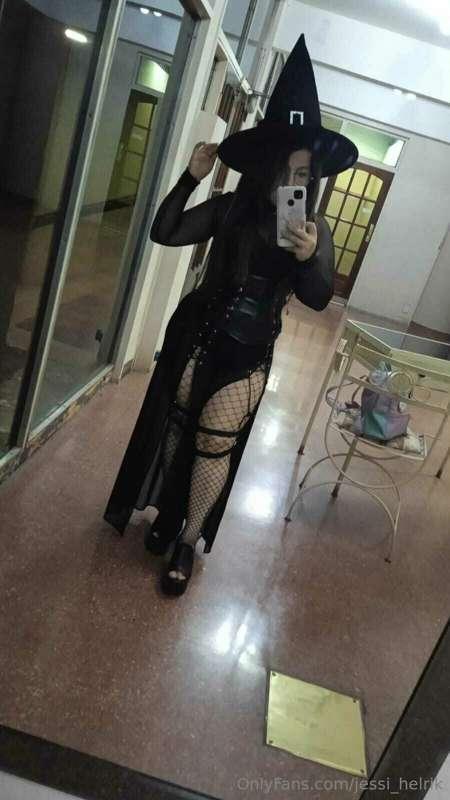 Tengo contenido vestida asi >:3

Si les interesa me hablan p..