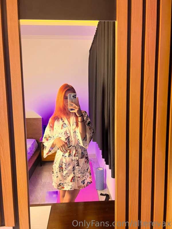 I really like this robe, but I think it would look much bett..