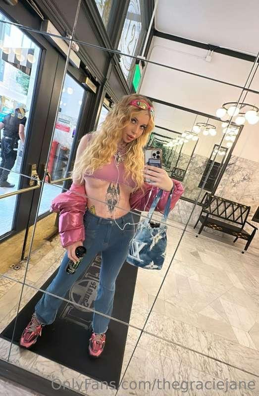 Hotel lobby wasn’t ready for this much underboob lmao 😇