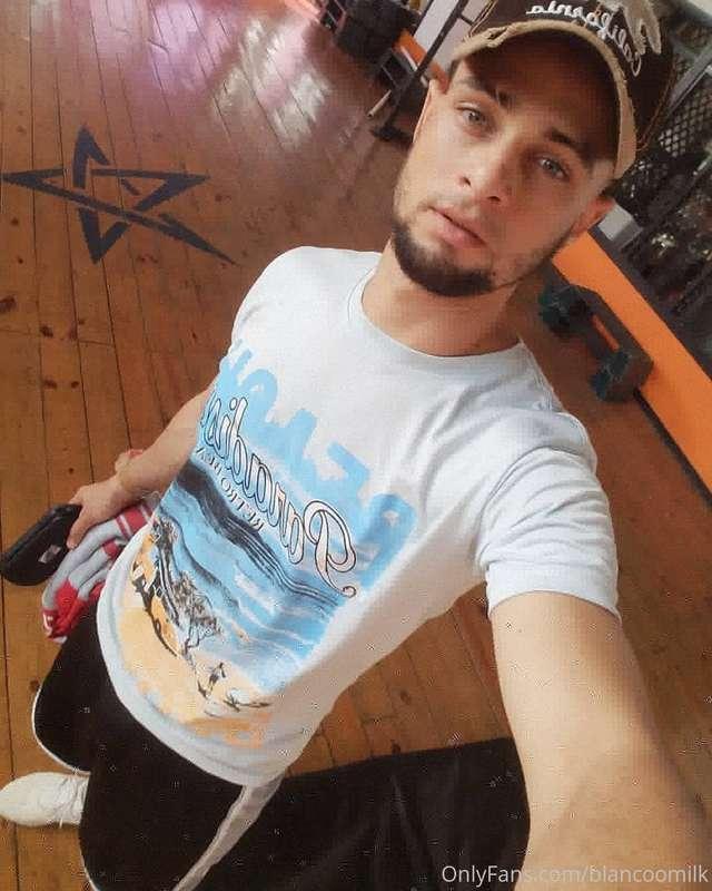 😋😋😋 Type me on whatsapp por private show...