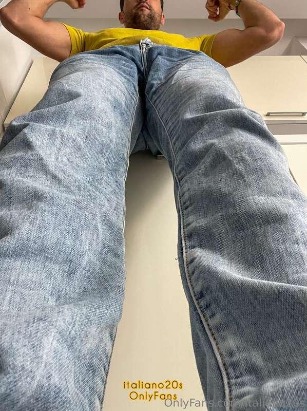 🇬🇧 Feeling small? 🧎‍➡️🦶🏽 🇮🇹 Ti senti piccolo sotto i miei pi..