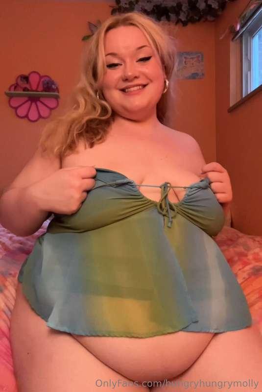 watch me turn into a tipsy, bloated mess as i down another g..