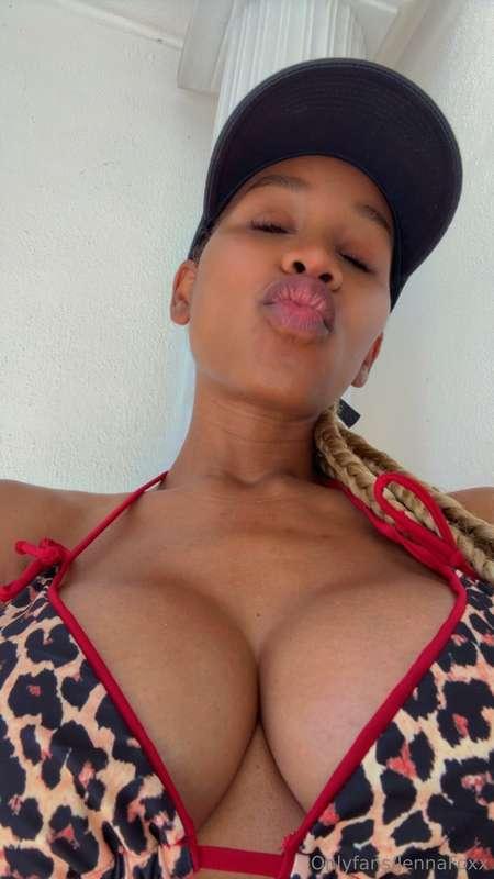 Make my day & ask about my custom videos 😍serious fans only ..