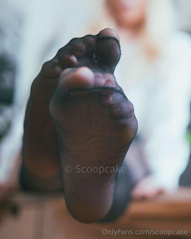 👣 Darf ich dich mit meinen Nylon-Füßen verwöhnen?Schließ die..