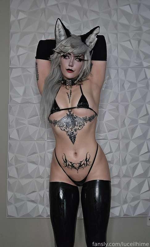 There's something about being covered in baby oil that makes me so horny 🖤🐺


#goth #cosplay #fetish #horny #latex #helluvabossloona #tattoos #cute #microbikini