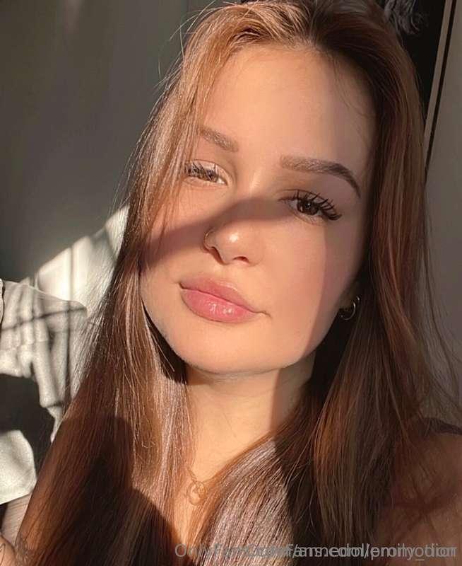 @emily_dior  Short brunette with beautiful tits and a big as..