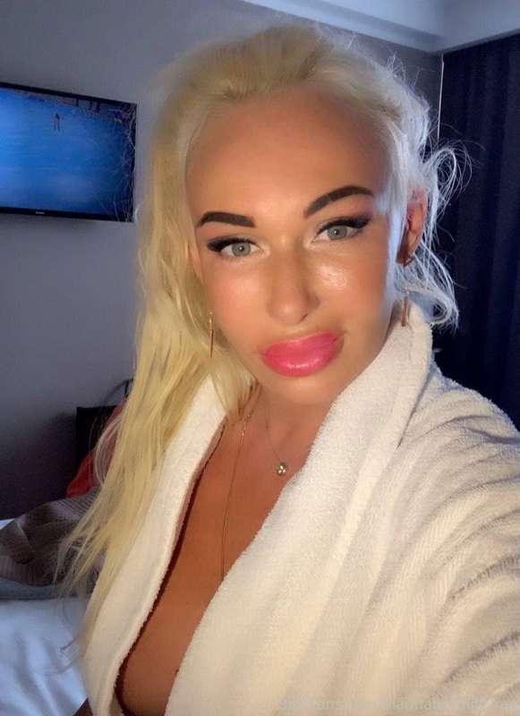 hi cute) 💖

I'm in Kiev now, in a hotel alone) 💋

I came her..