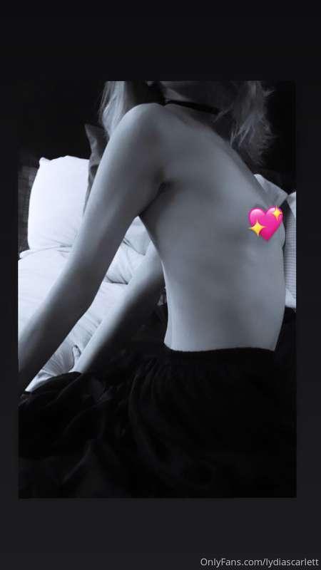 Like if you want the uncensored version sent to you! 😘🖤