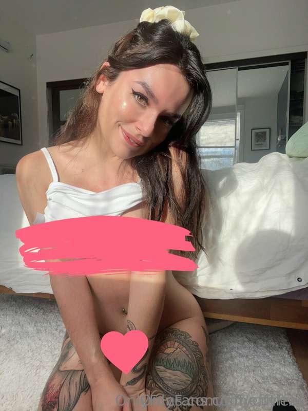 Biting my shirt and spreading my legs🥵
