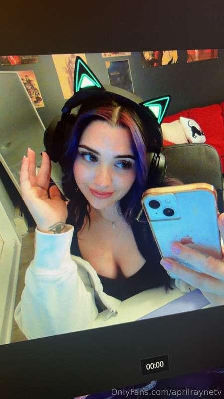 Halloween is soon!! What’re you guys being? 