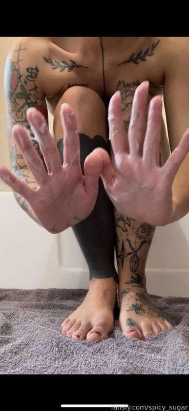 Almost two minutes of me rubbing and massaging lotion onto my feet so they’re nice and soft for you! You will do it for me next time! 
#feet
#footfetish
#lotion
#massage
#toes
#soles