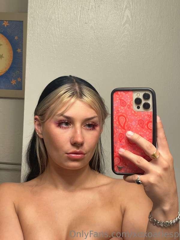 let’s have a movie night 🥺 just you and me 🖤