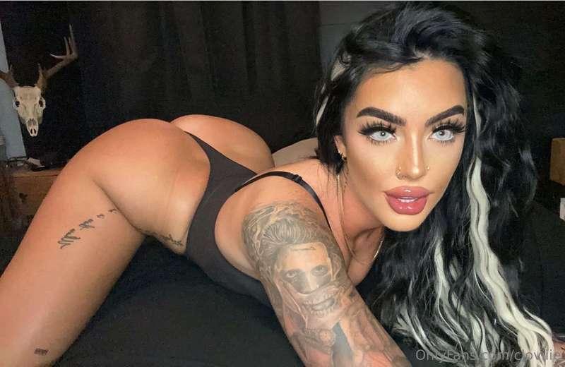 Saying hi to your feed! I'm bored, slide into my DM's 💋❤️😉
