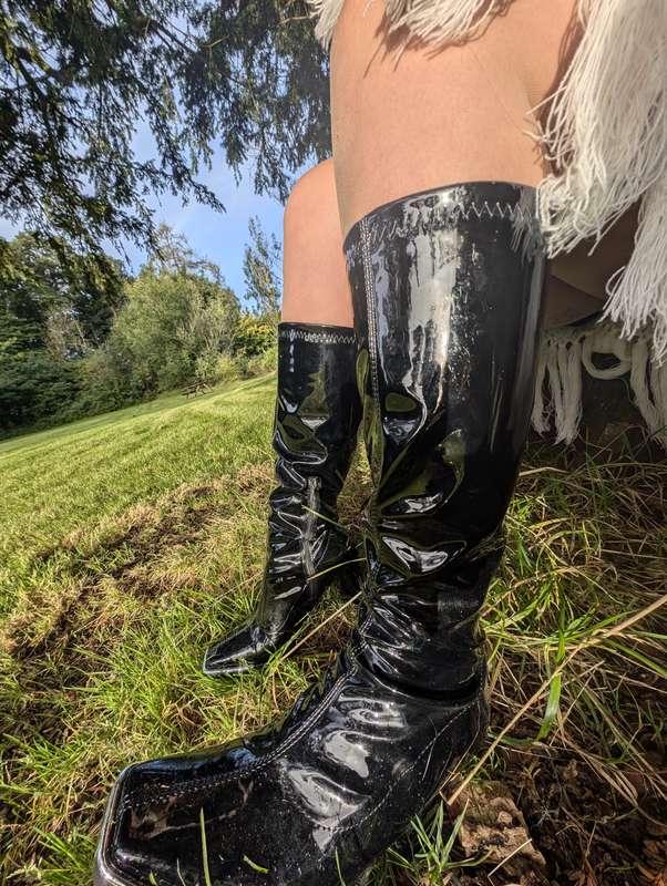 These boots were made for… teasing you 😘🔥 Want to see more? ..