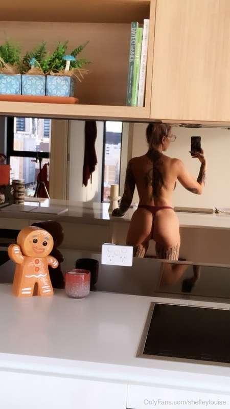 Love that my kitchen wall is mirrored 😜