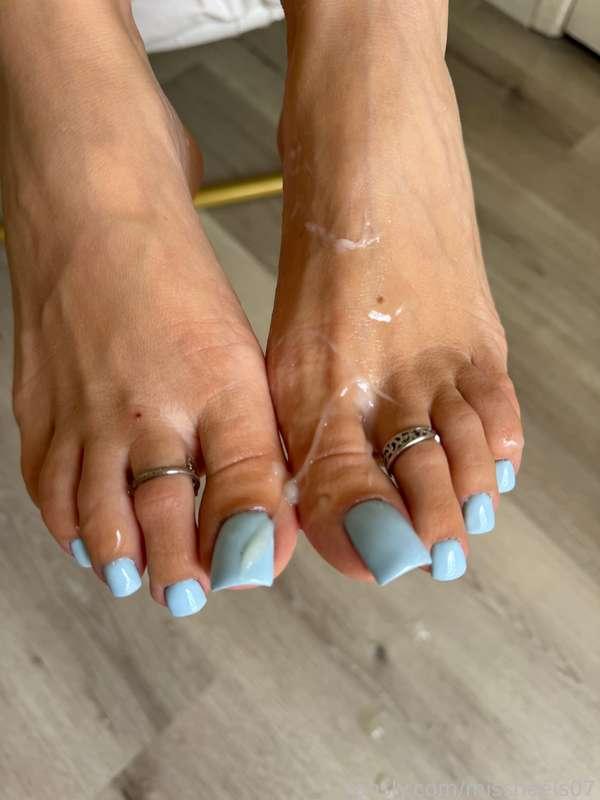 I know you like it 🥰
#Feet #foot #worshipping #heels #footfetish #footjob #shoejob #stockings #nylon #soles #toes #sandals #footlicking #wedges #pedi #manicure #longnails #nails #legs #highheels #mules #pedicure #shoes #feetfetish #legs #cumshot #cum #cumonfeet 