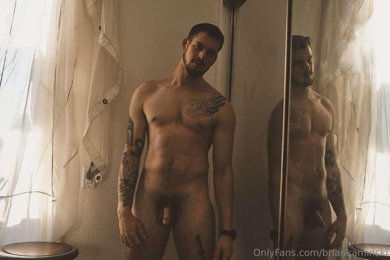 Such a hairy sexy guy who loves to show off. @tommyrfit  ---..