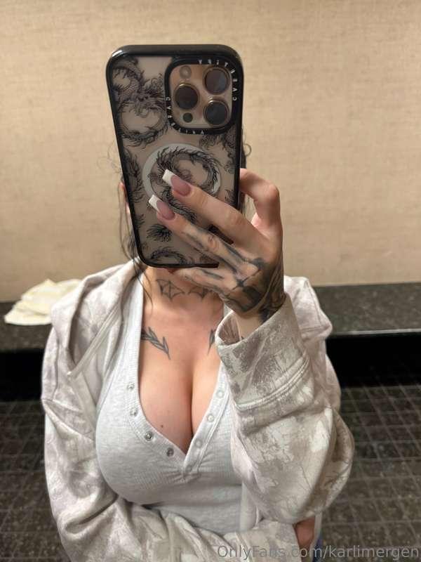pop these titties out my shirt 😏😉