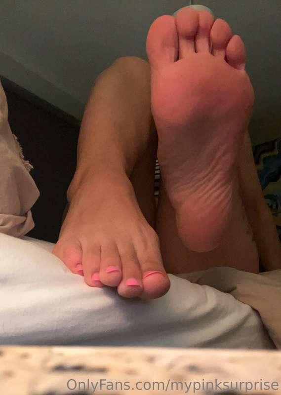 Mmm, what pretty pink toes to sniff 🦶🏻  Would you mind to? H..