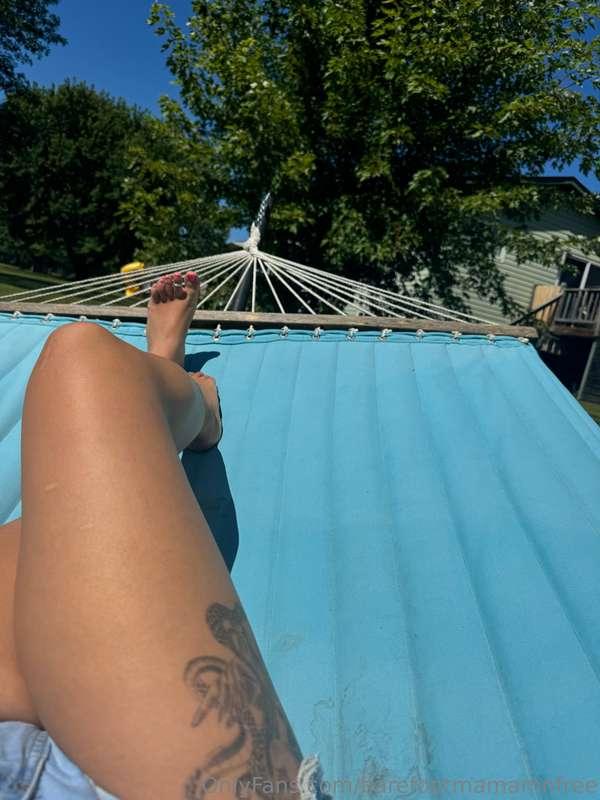 Want some feet relief? 👣Enjoy this and 4.5k nude pics UNLOCK..