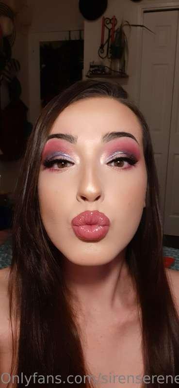 😍Nothing but kisses and love this month! 💋💋
Have you got a V..
