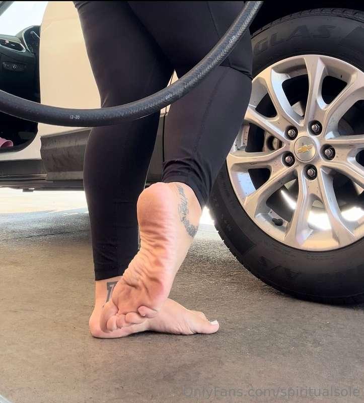 Barefoot pumping gas. Video posted ⬇️.