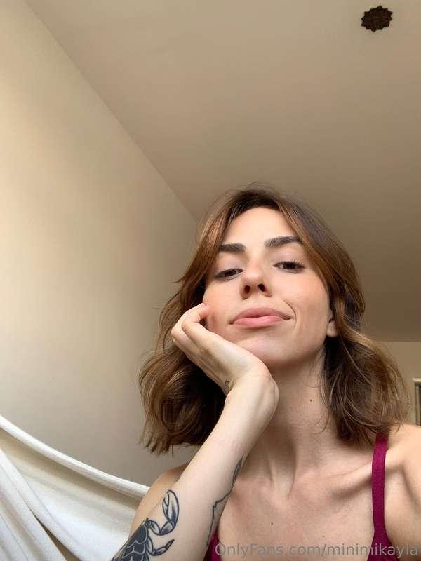 waiting for a funny text to make me giggle… don’t keep me bo..